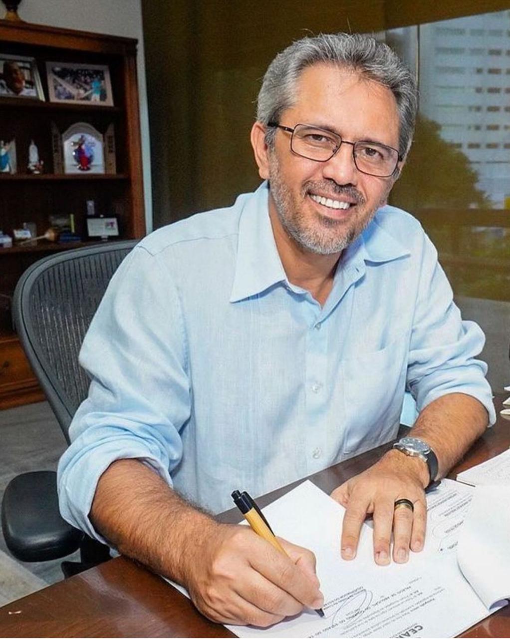Governador Elmano de Freitas sanciona lei que cria o PCCR dos servidores da Adagri