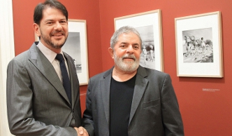 Cid Gomes confere entrega de título honoris causa a Lula