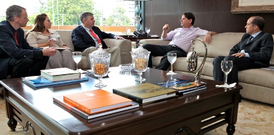 Cid Gomes se reúne com presidente da Coca Cola