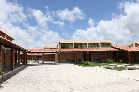 Moradores de Juritianha, em Acaraú, recebem Escola de Ensino Médio