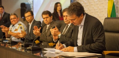 Governador assina Lei de Promoções da PM e Bombeiros e beneficia 8.785 profissionais