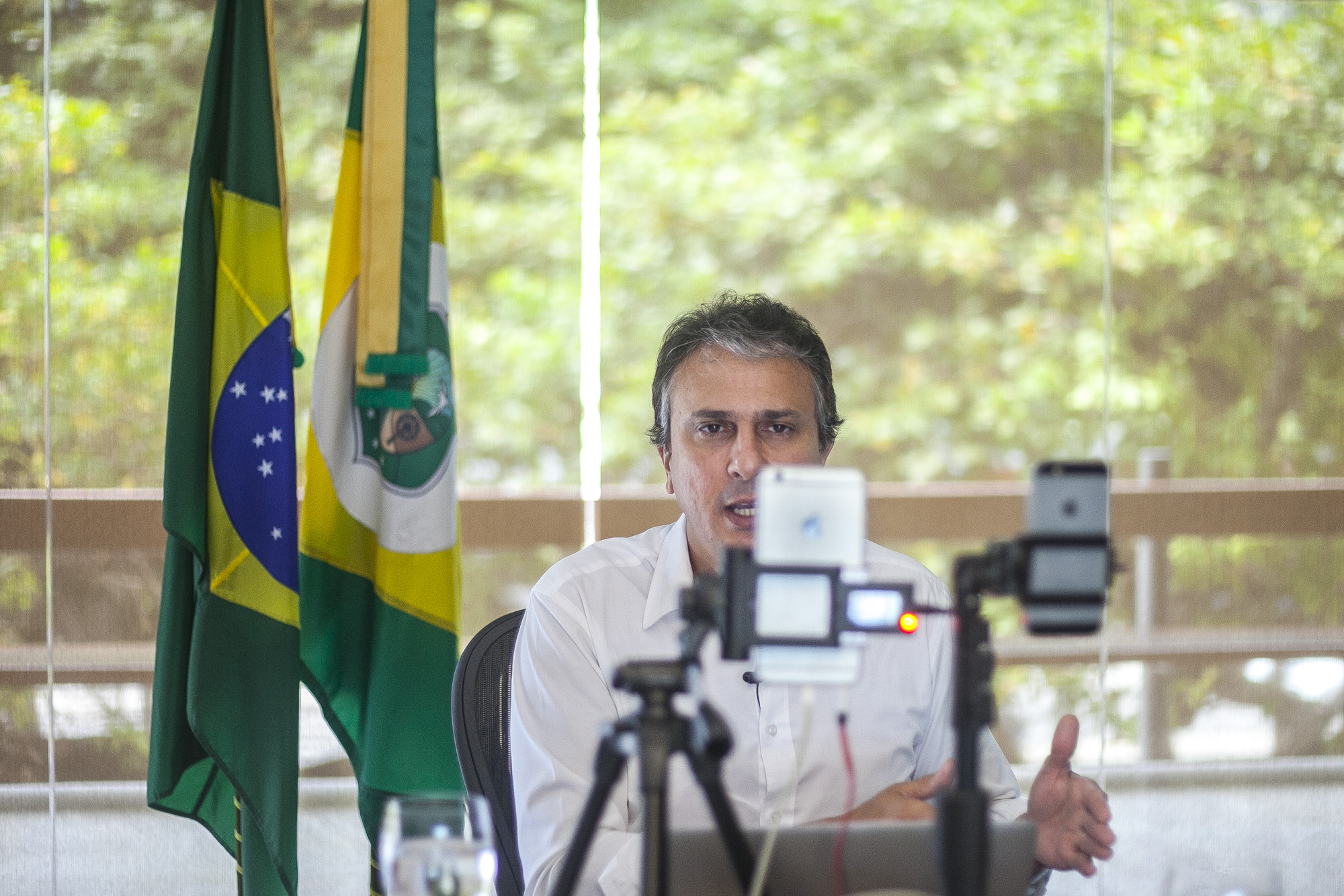 Camilo Santana faz homenagem a Belchior em bate-papo via Facebook