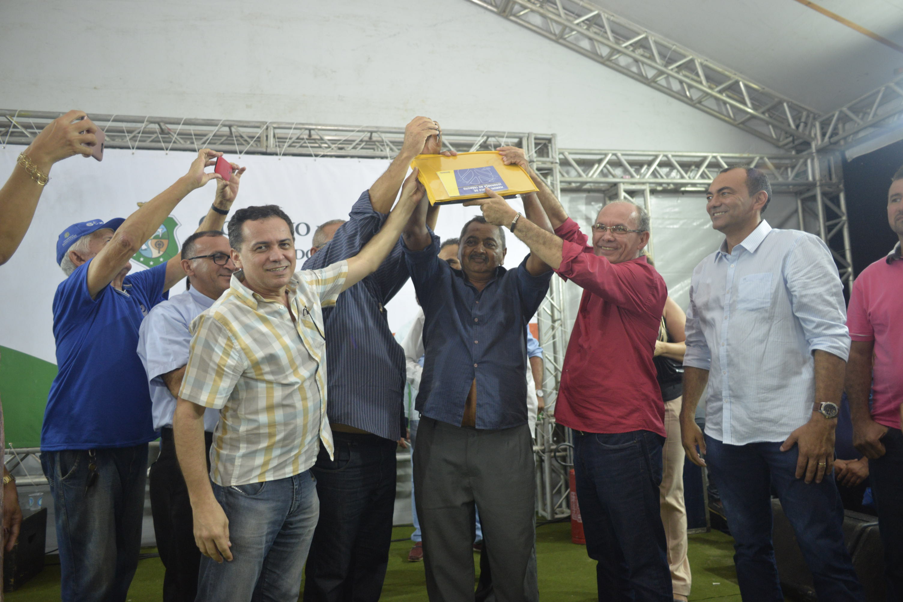 Projeto São José III: Governo do Ceará entrega tratores em comunidades de São Luís do Curu