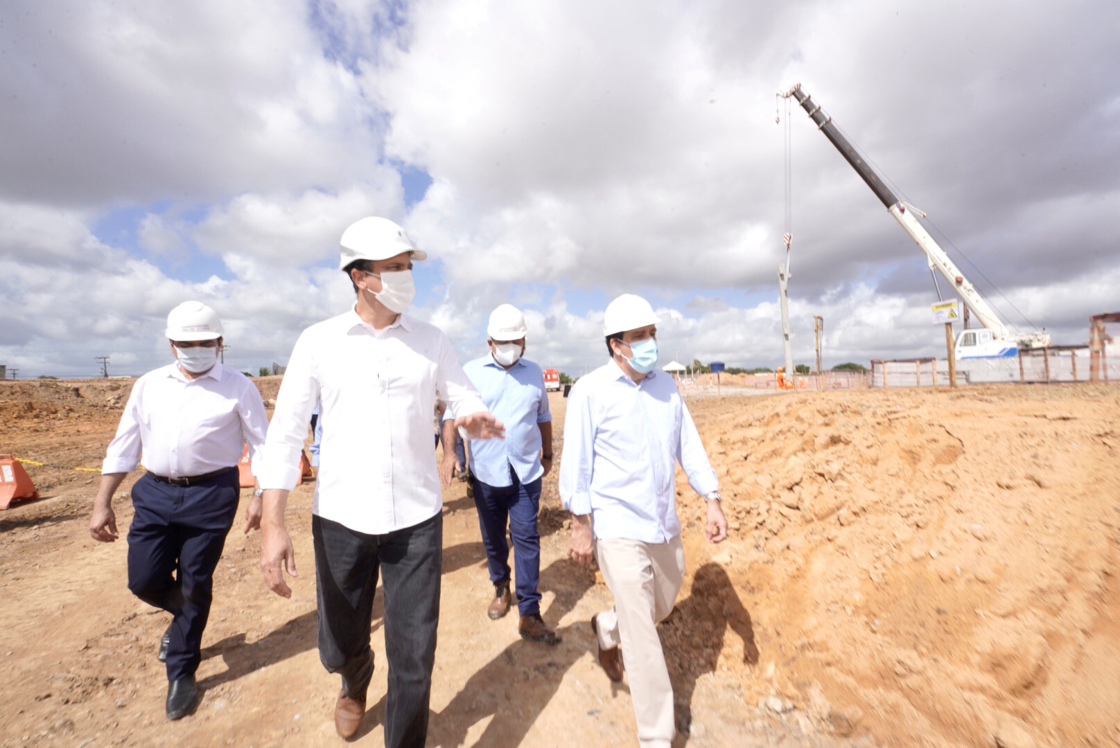 Governador acompanha a instalação do pilar fundamental do Hospital Universitário do Ceará