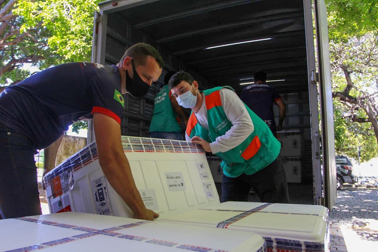 Ceará recebe 161 mil doses de vacinas para dar continuidade à imunização da população contra a Covid-19