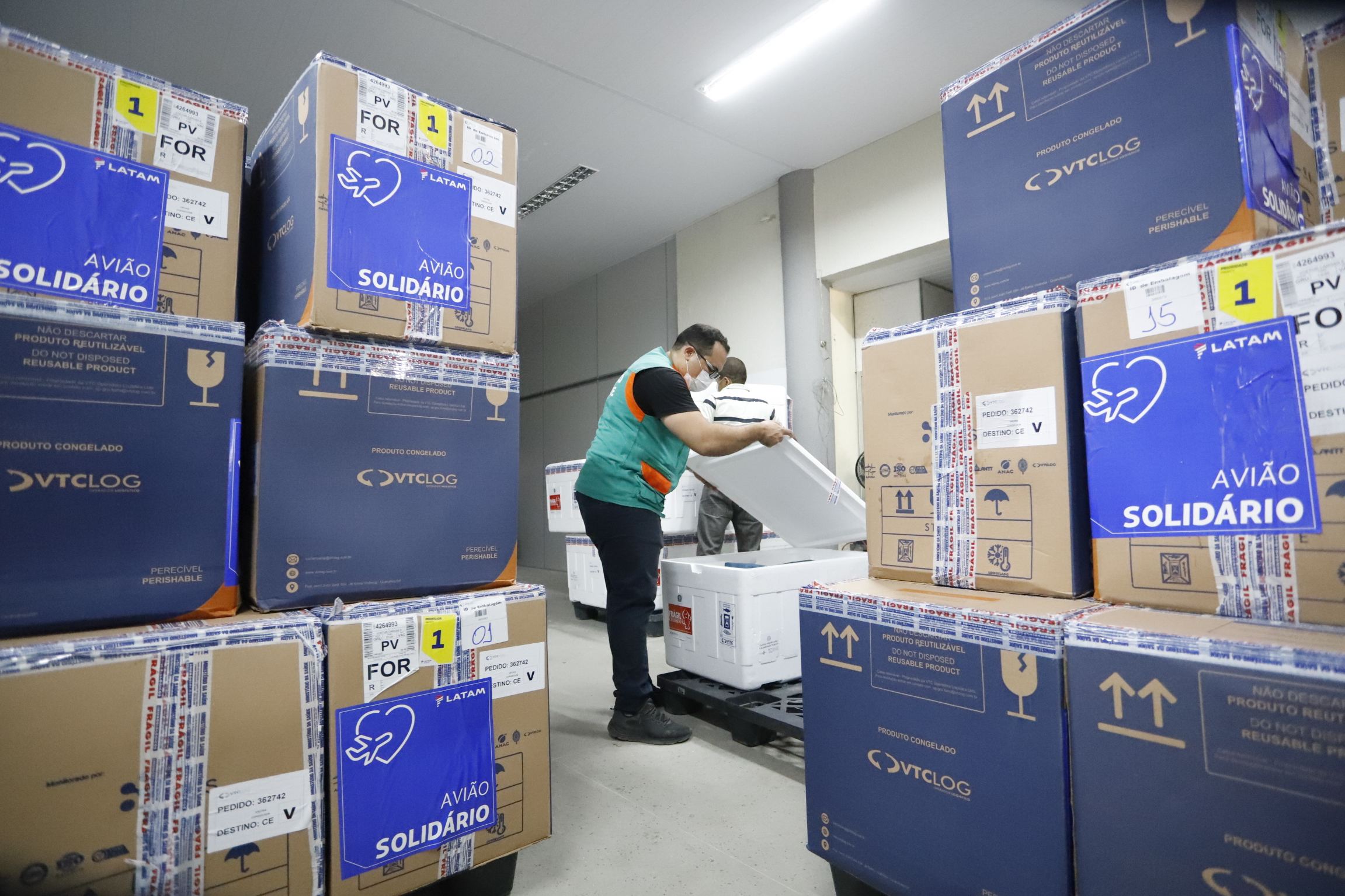 Quase 291 mil doses chegam ao Ceará para continuar imunização contra Covid-19