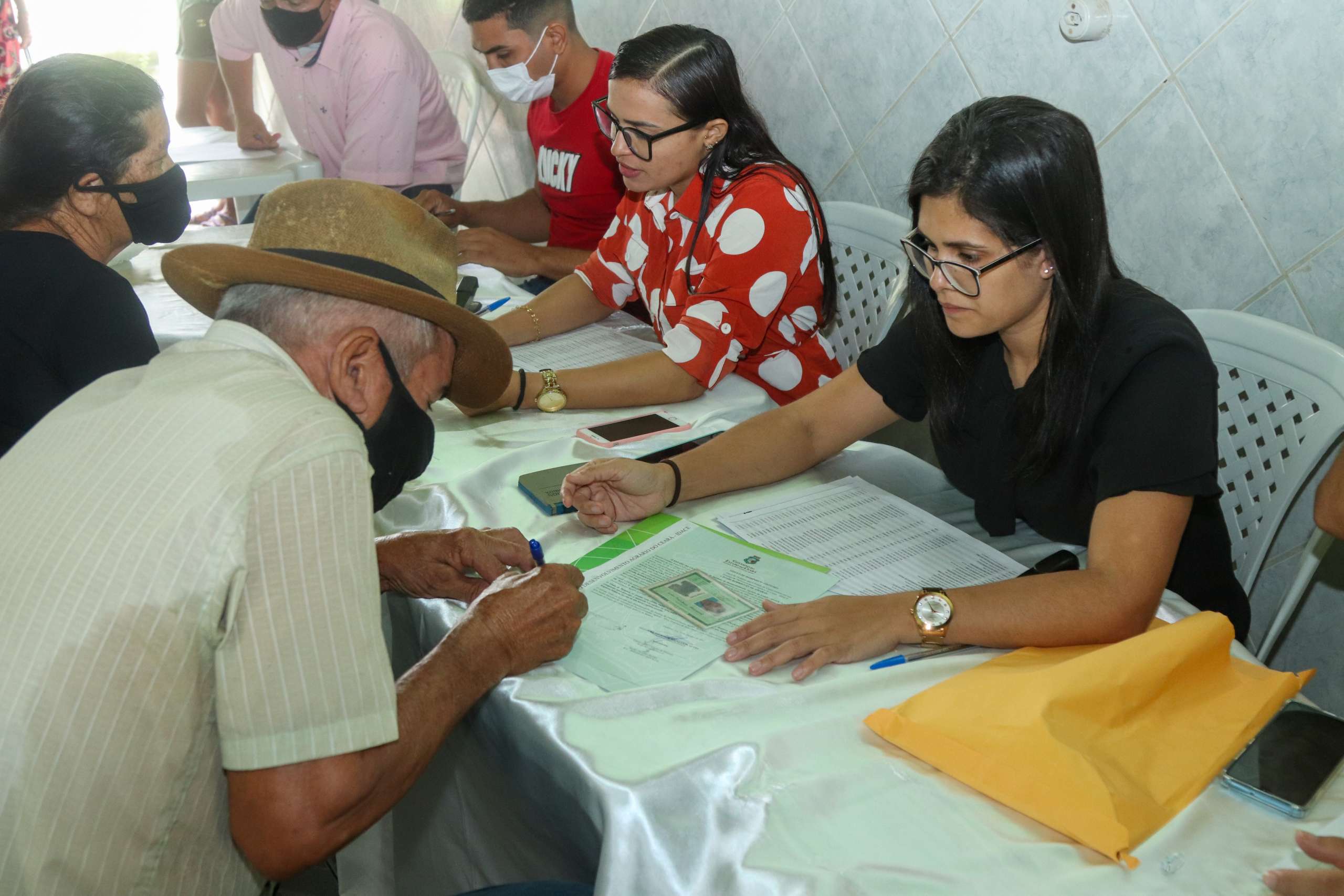 Governo do Ceará entrega mais títulos de terra a agricultores familiares de Palhano