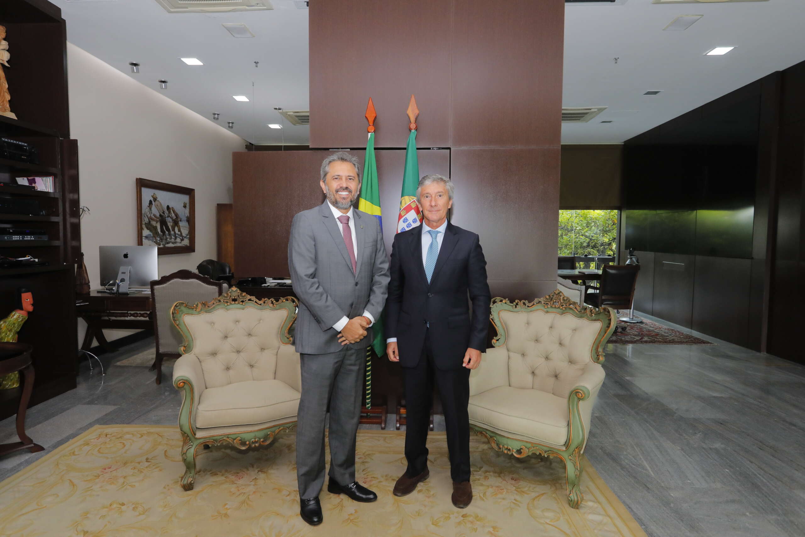 Governador Elmano de Freitas recebe embaixador de Portugal e amplia possibilidade de parcerias na área de energias renováveis