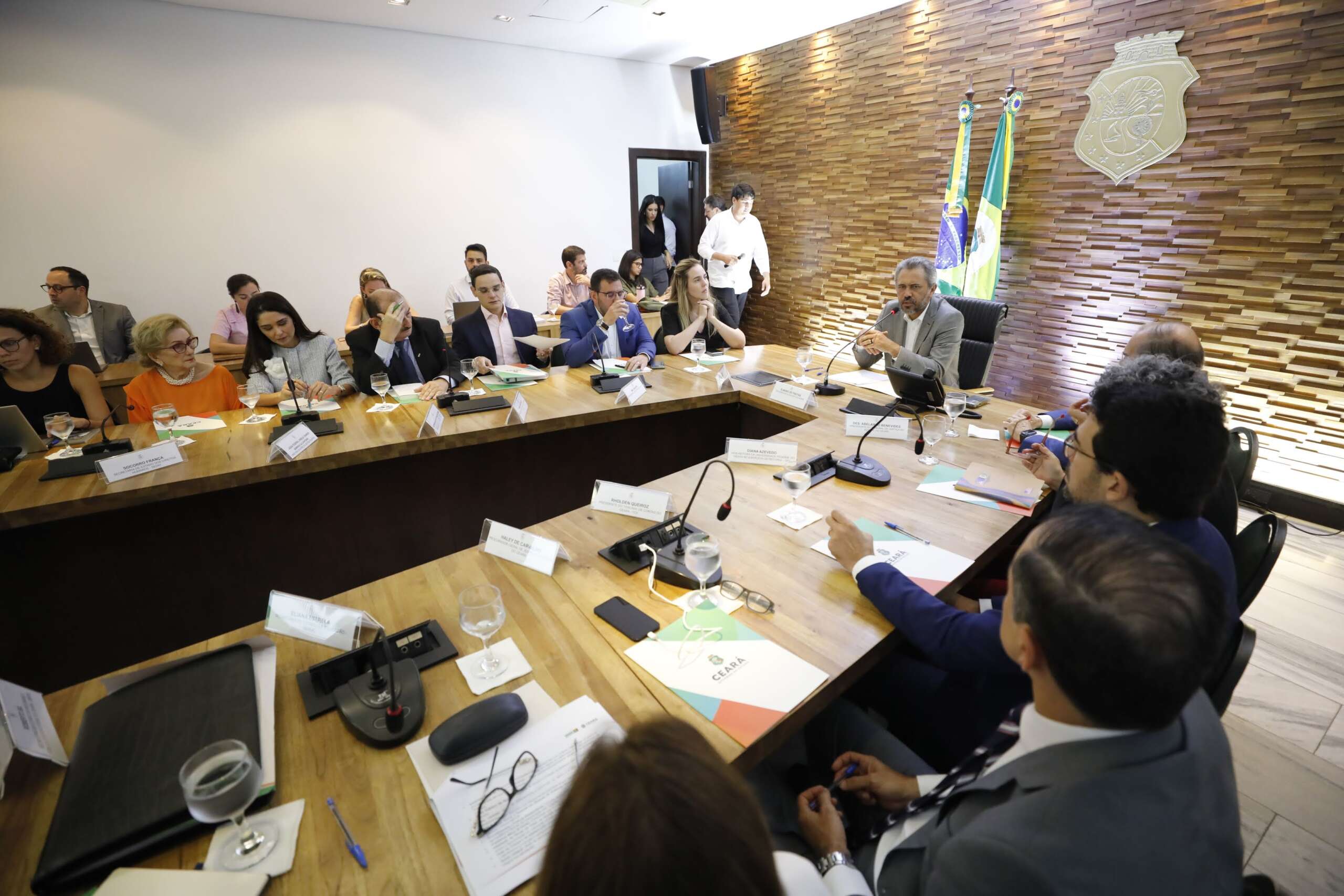 Governo do Ceará reúne instituições para discutir projetos de prevenção à violência