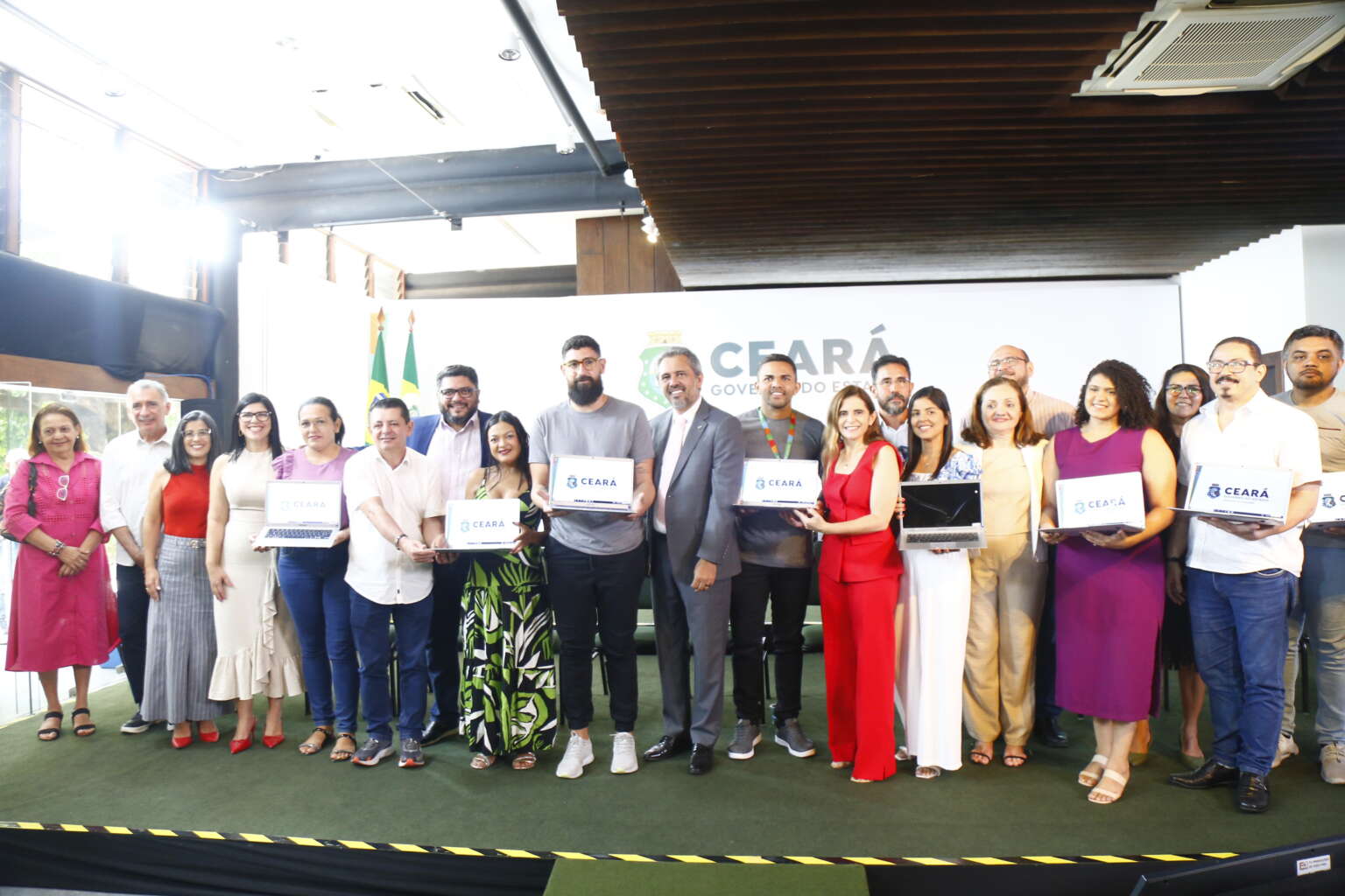 Valorização da educação: Governo do Ceará entrega mais de 2 mil notebooks para professores da rede estadual