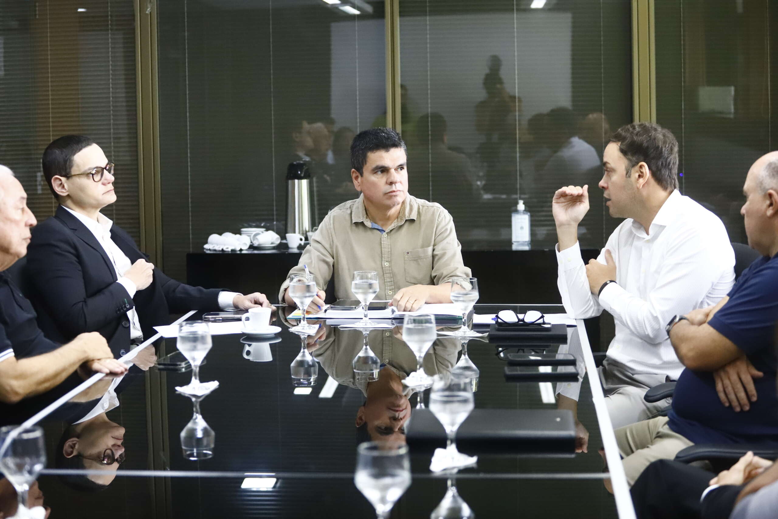 Governo do Ceará discute alternativas para reduzir impactos do tarifaço com representantes de supermercados