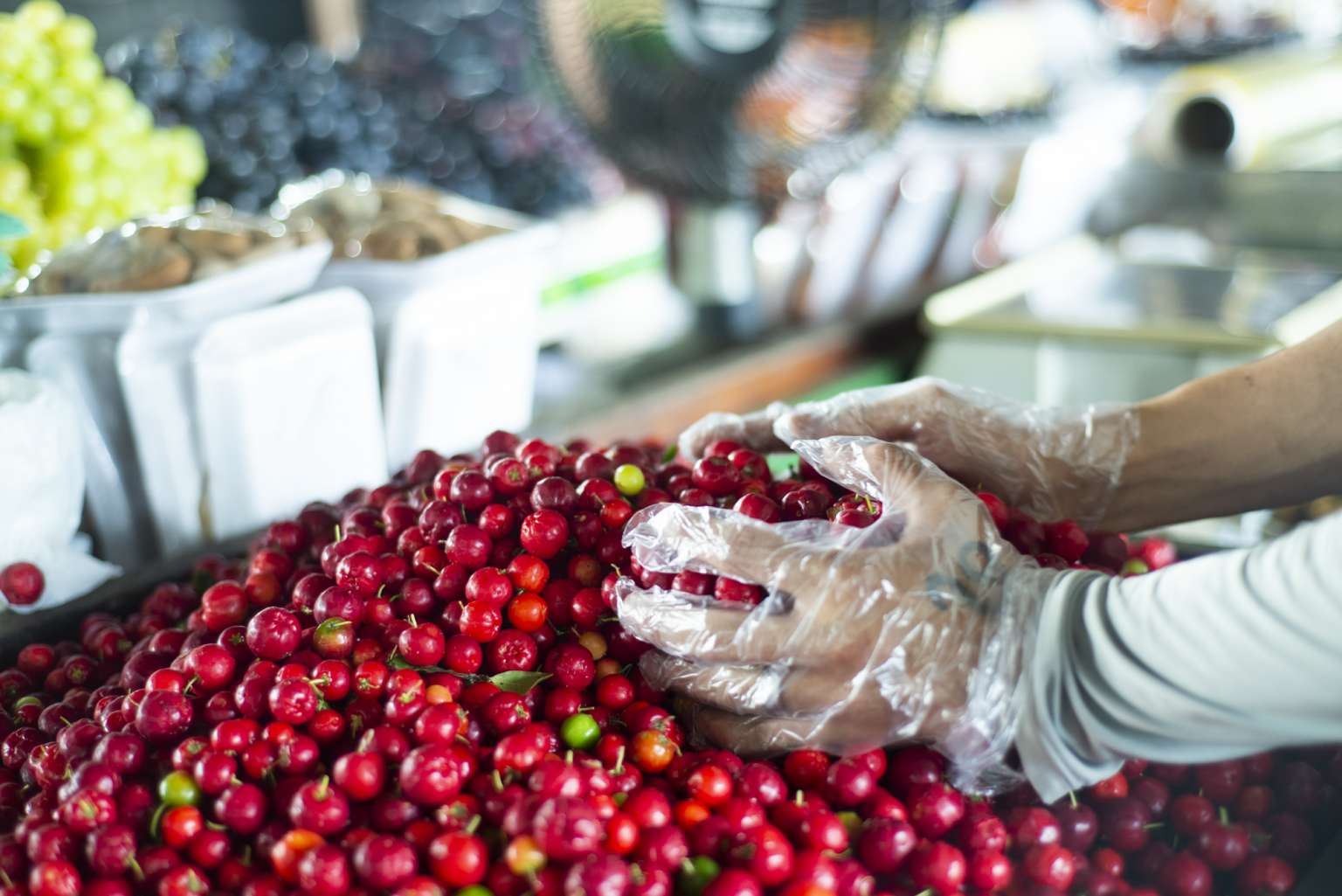 Acerola com preço em queda na Ceasa Cariri