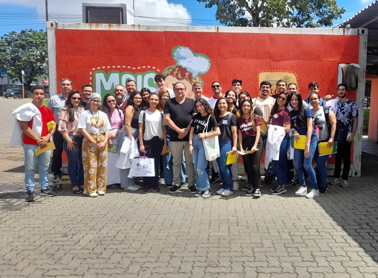 Ceasa-CE recebe alunos do curso de Nutrição da UECE