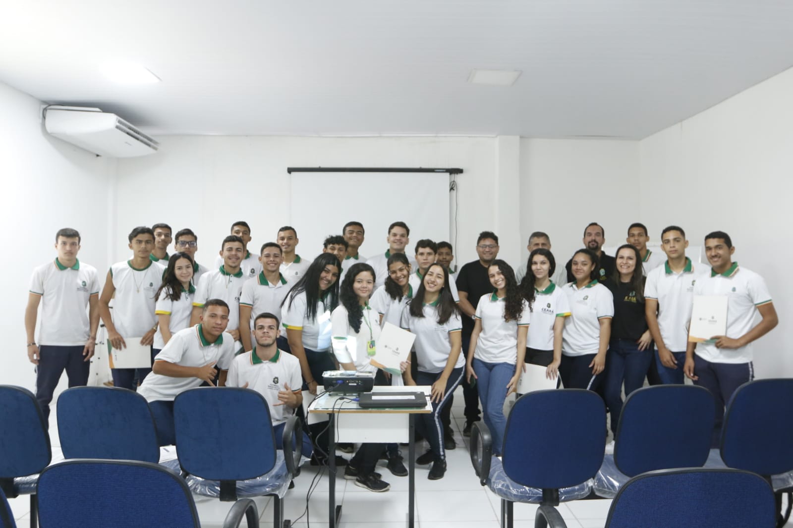 Ceasa-CE recebe alunos do curso técnico em Agropecuária de Guaiúba