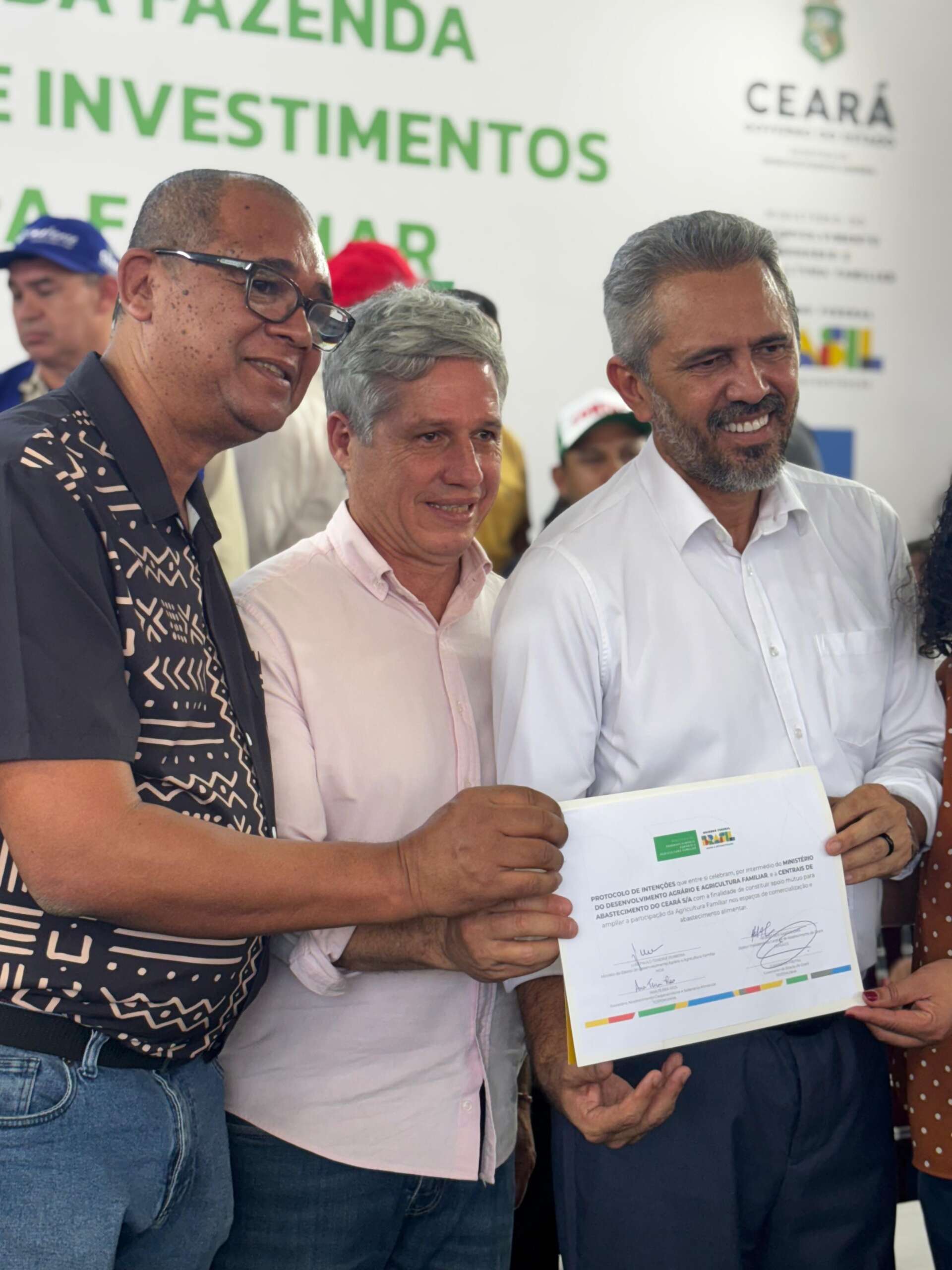 Ceasa-CE e MDA firmam parceria durante entrega de títulos de terra a agricultores do Ceará