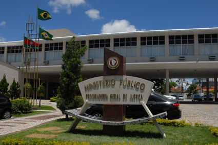 COVID-19 e os impactos sobre a política educacional; Reorganização do calendário escolar; Educação Básica