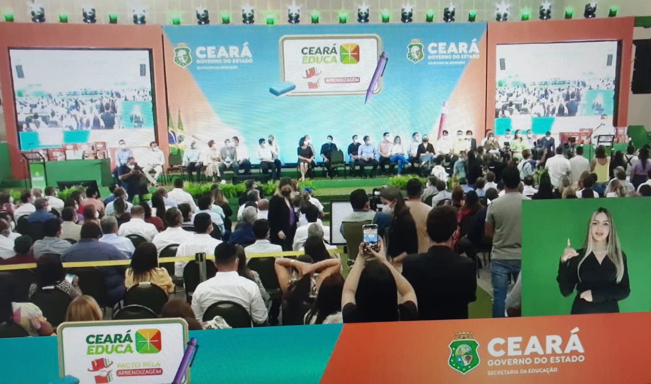 Governo do Ceará anuncia investimento na educação e entrega equipamentos