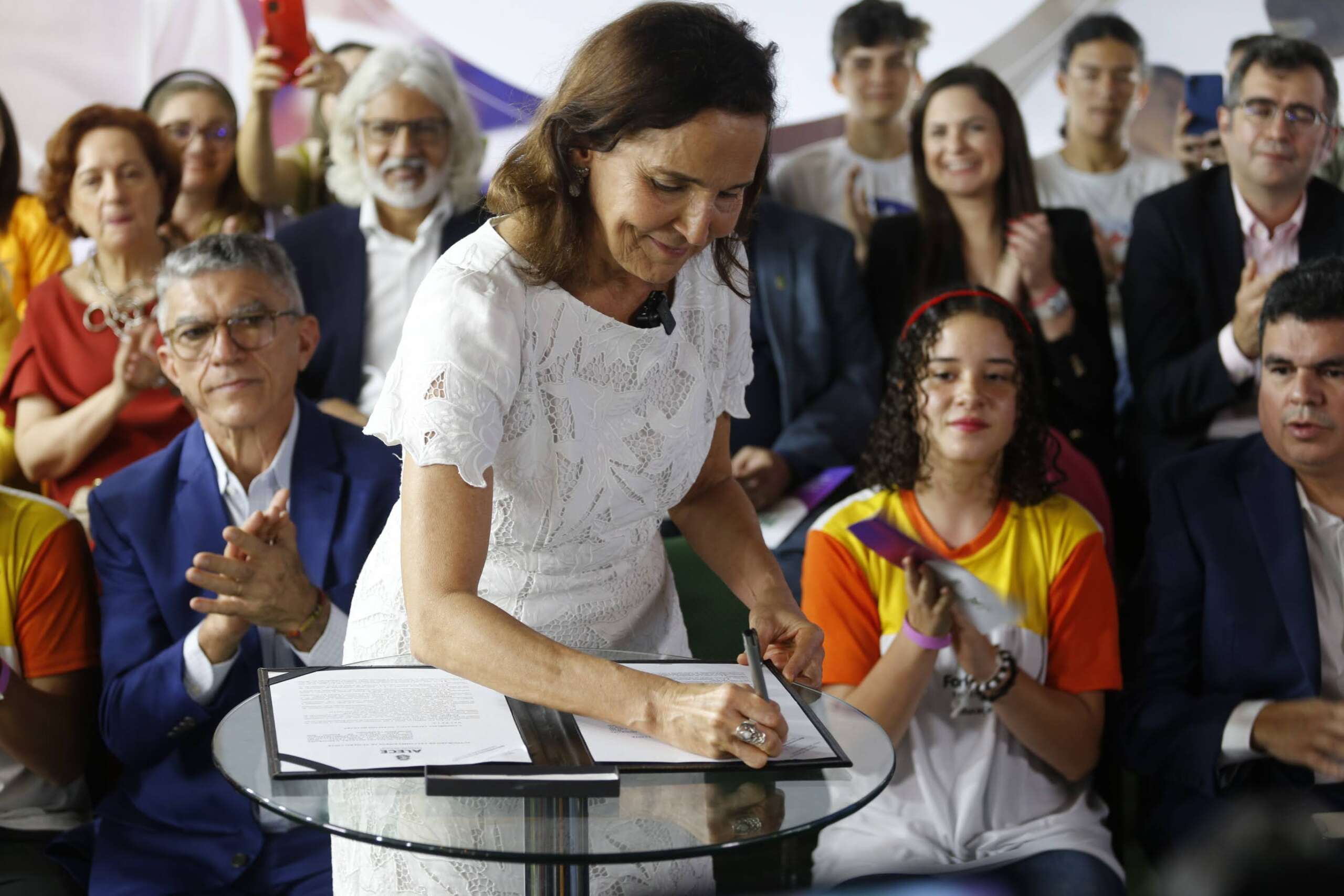 Governadora Izolda Cela sanciona lei que apoia universalização do tempo integral