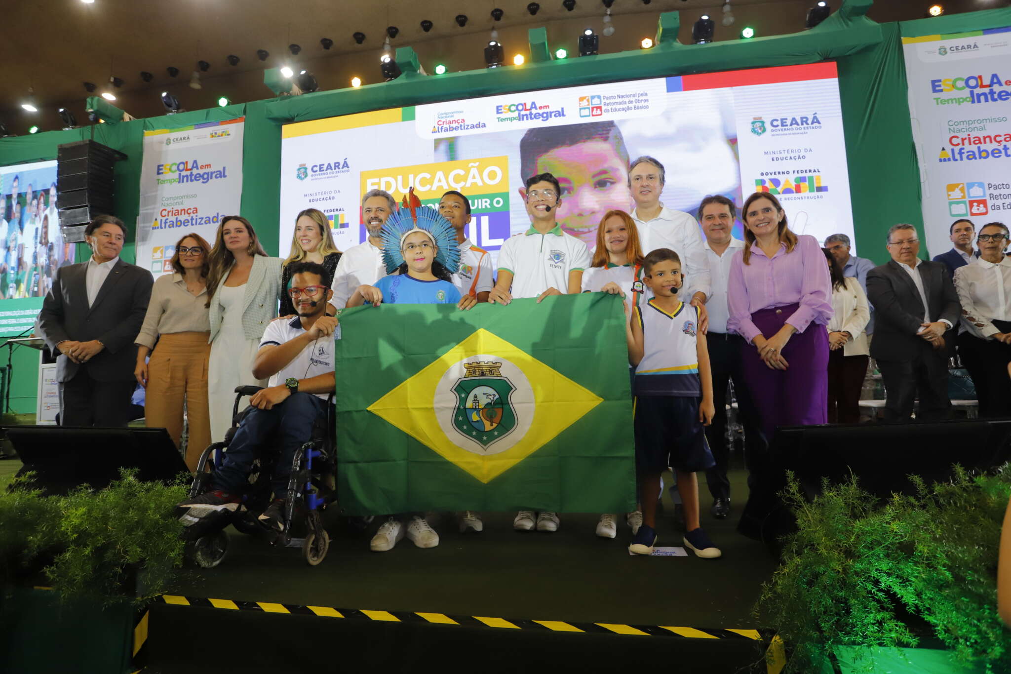 Governo adere a programas do MEC e autoriza construção de 22 escolas em Tempo Integral