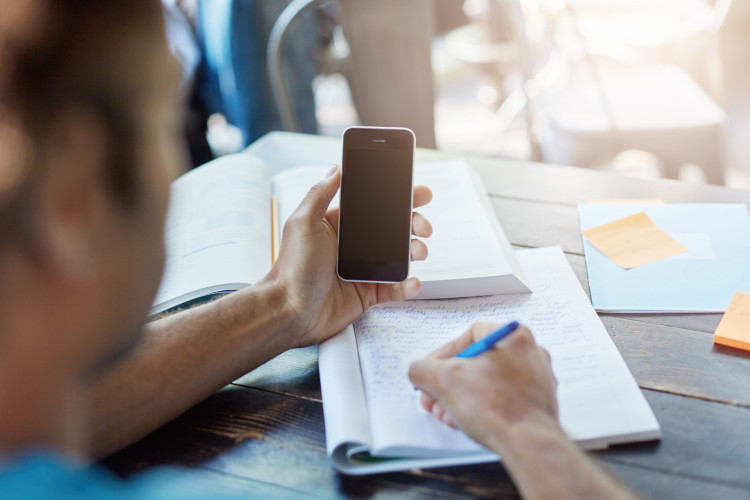 MPCE recomenda que escolas públicas e privadas proíbam o uso de celular em sala de aula
