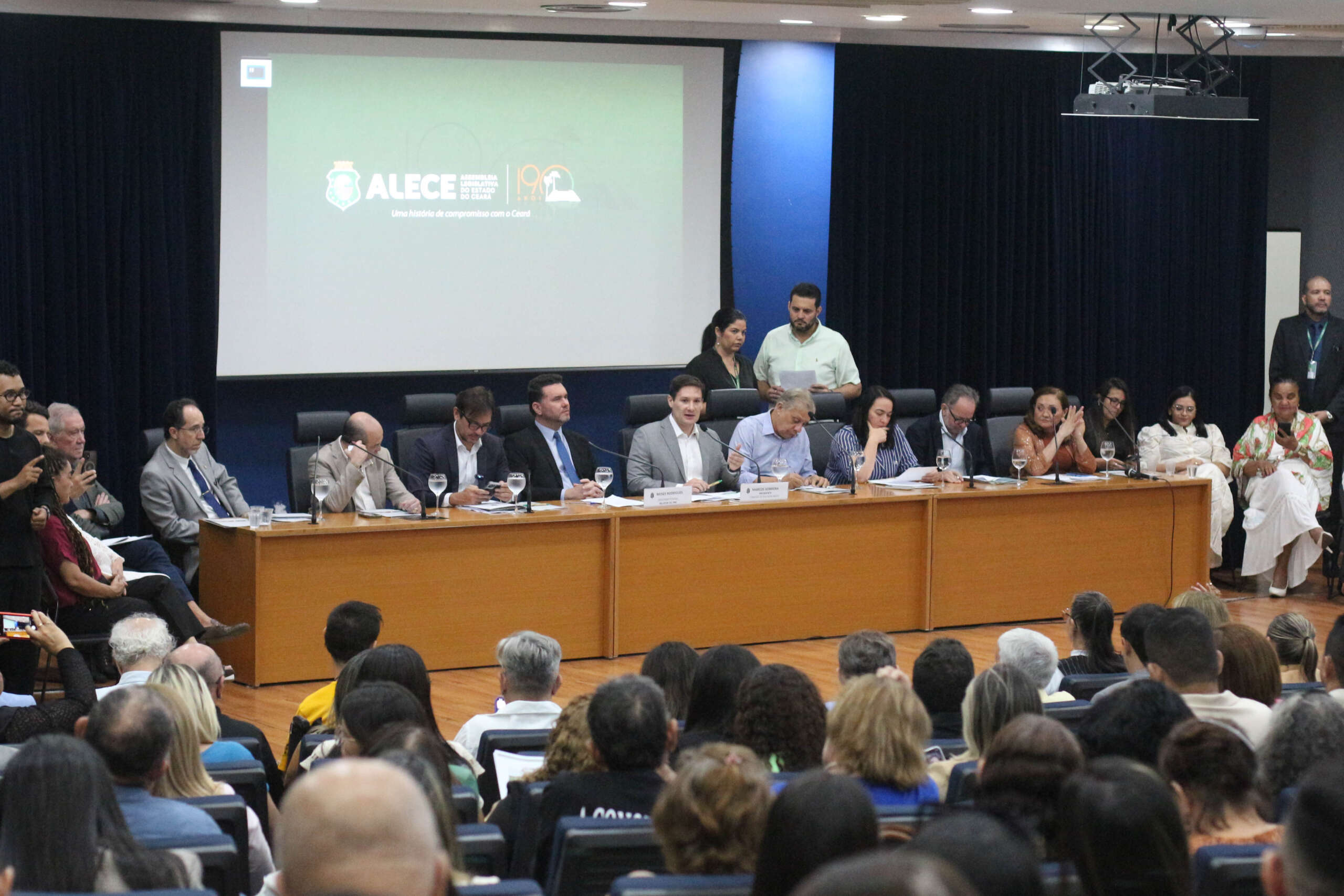 Parlamentares e especialistas debatem novo PNE; CEE participa das discussões