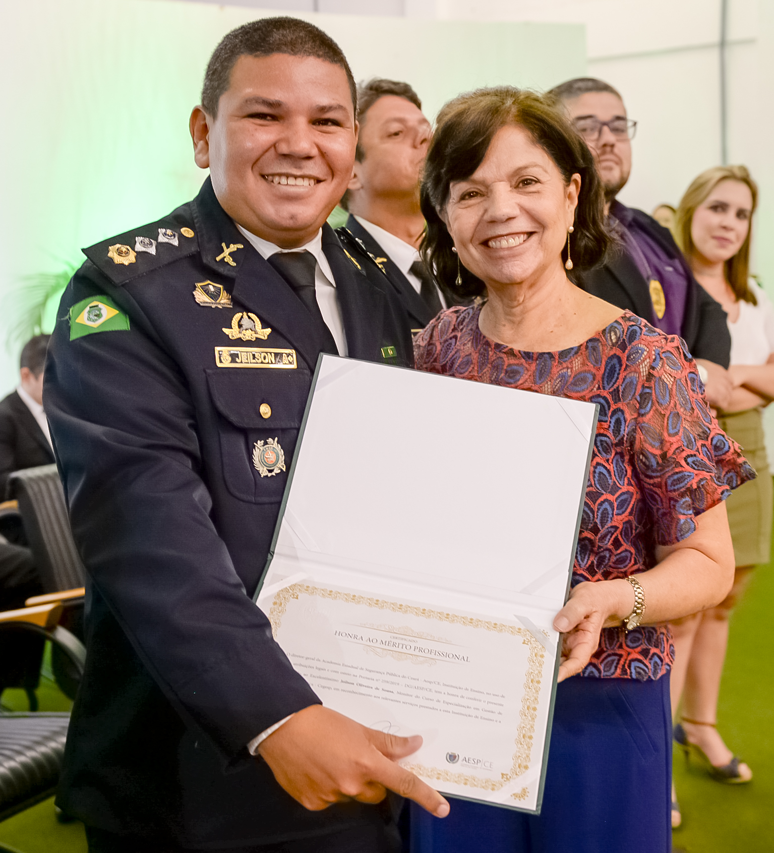 Cândida Torres de Melo Bezerra agraciada com a “Medalha Ordem do Mérito Acadêmico”