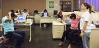 Exercícios para melhorar a postura e prevenir LER são foco de ginástica laboral na CGE
