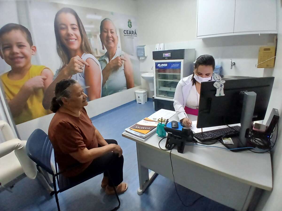 Imagem mostra paciente do CIDH em atendimento na Sala de Vacinação