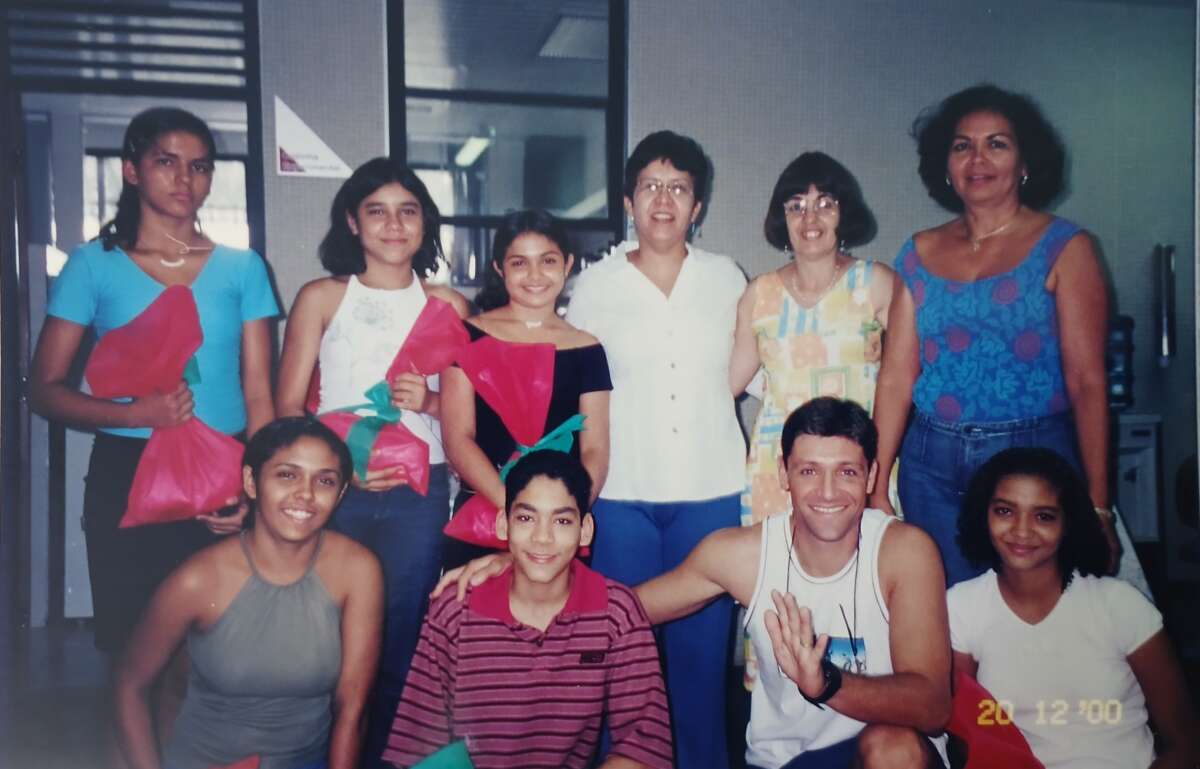 Imagem mostra profissionais e pacientes com diabetes tipo 1 no CIDH em fotografia de 2000