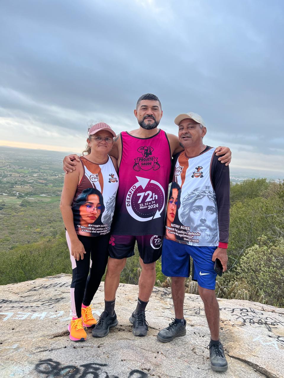 Foto de Juaci Barros (lado direito), ao lado de Denis Souza, educador físico e responsável pelo Projeto Saúde, e a esposa Francisca Livania Pinheiro no alto do Monte Sombrio, em Milhã
