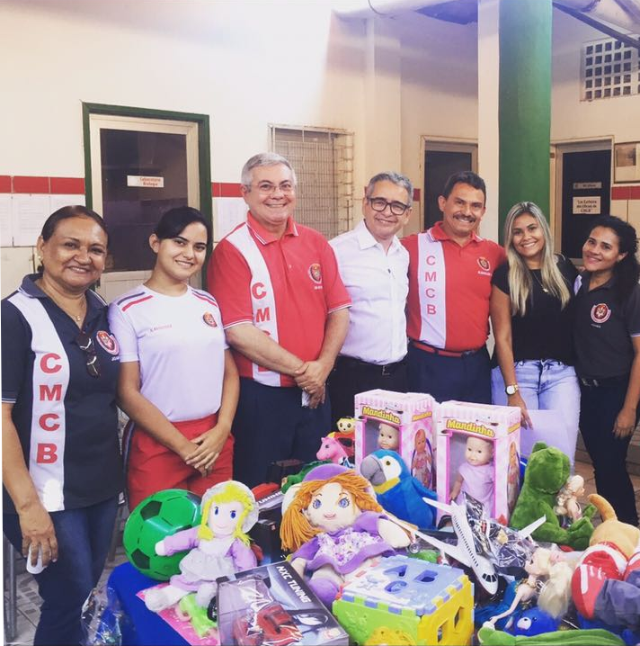 Colégio dos Bombeiros entrega brinquedos e alimentos à Associação Peter Pan