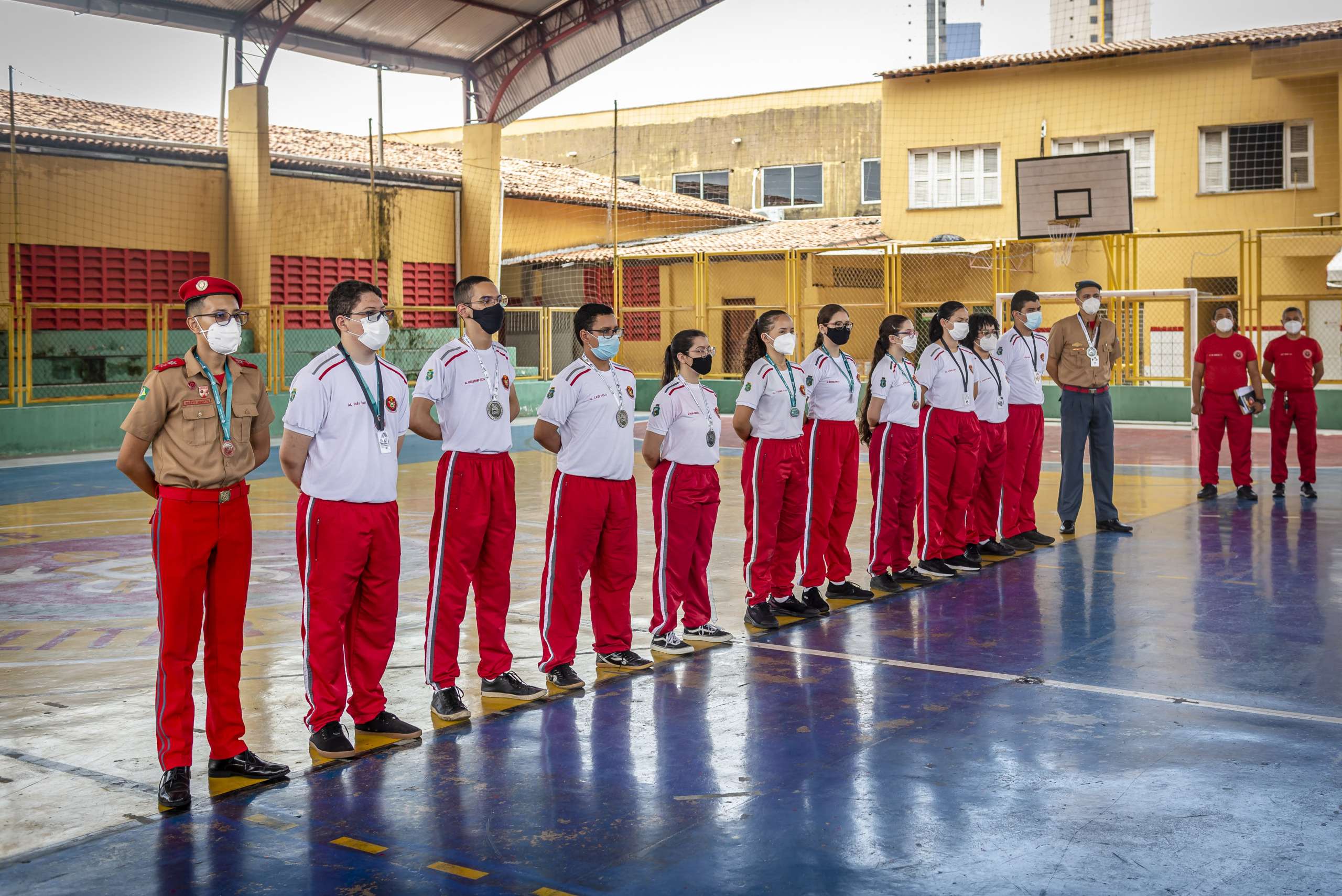 Comandante-geral do CBMCE entrega medalhas a vencedores de olimpíadas do CMCB