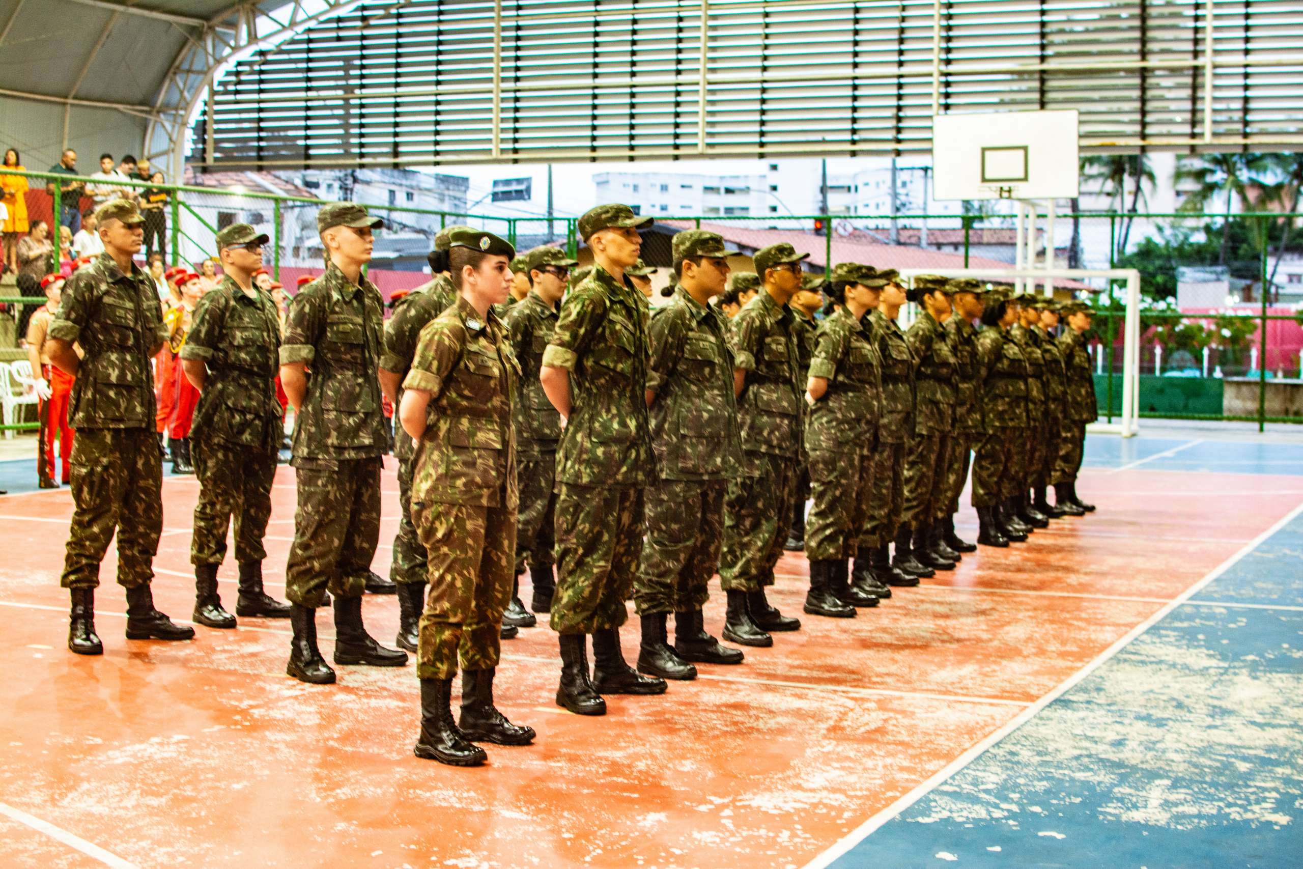 Alunos da EsIM recebem boina e insígnia em solenidade militar