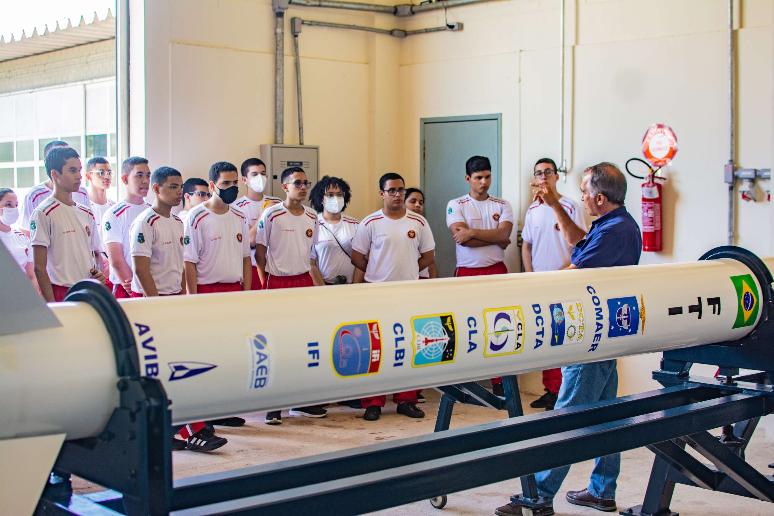Clube de Astronomia visita centro de lançamento de foguetes