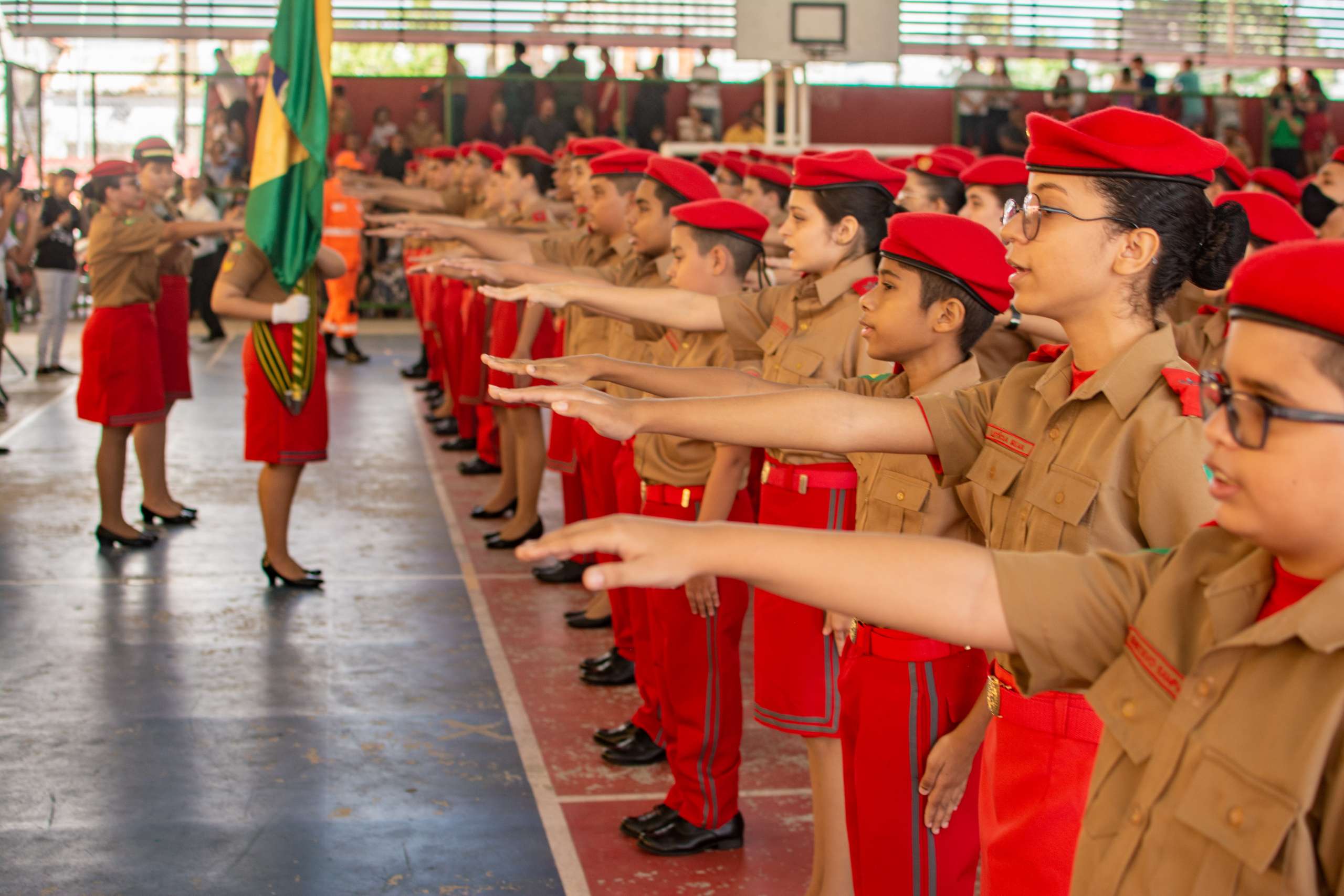 Novos alunos do CMCB recebem a boina