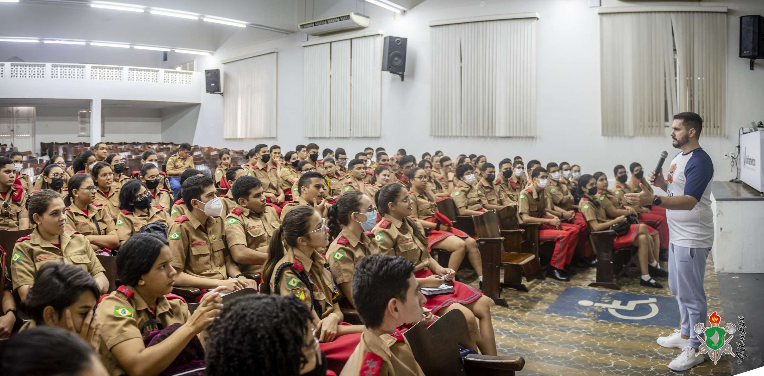 Alunos do Ensino Médio participam de palestra na Fametro