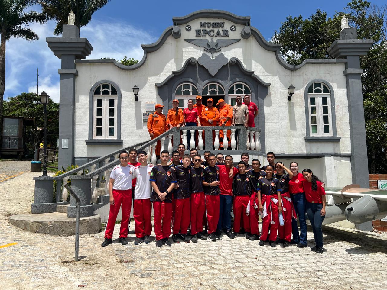 Alunos do Colégio dos Bombeiros visitam Museu da EPCAR em Guaramiranga