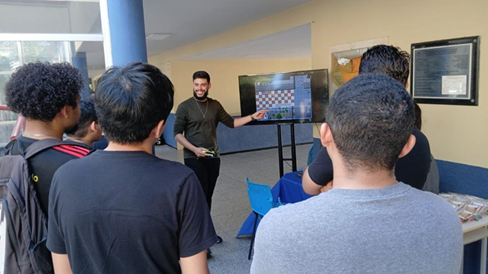 Ex-aluno do CMCB se destaca em evento de tecnologia da UESPI com projeto gamificado sobre a vida universitária