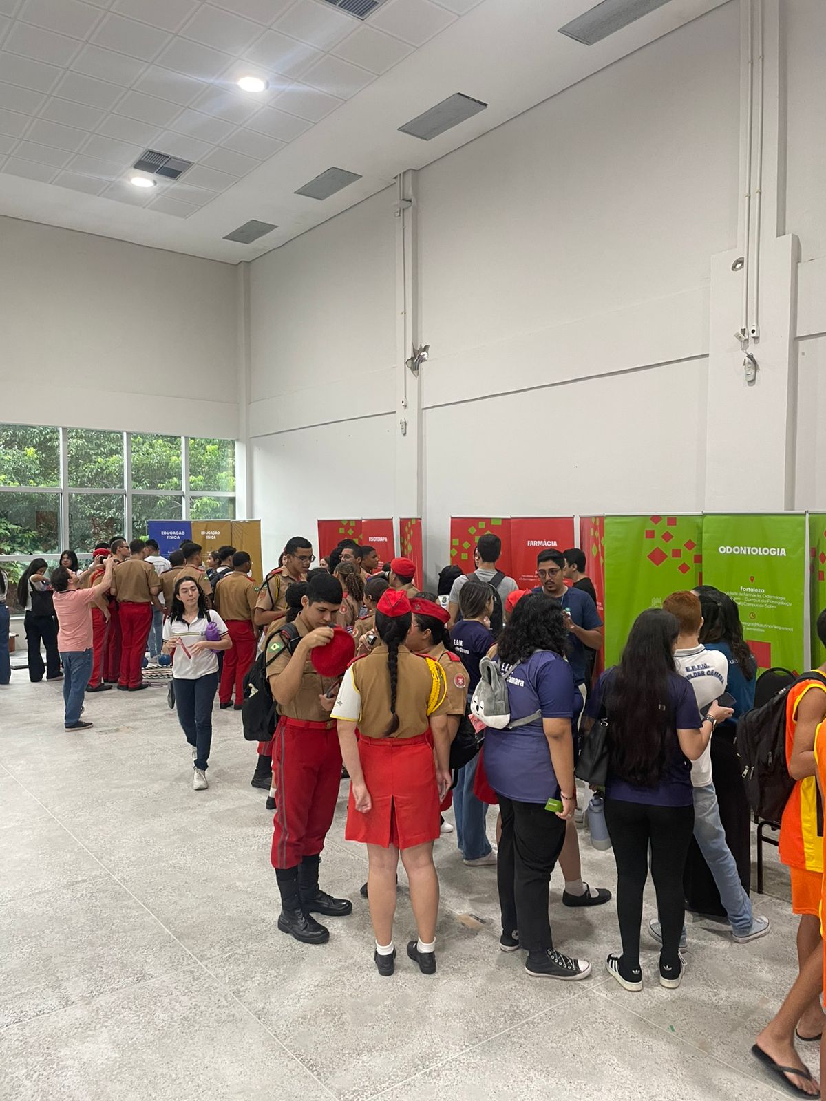 Alunos do CMCB participam da Feira das Profissões UFC 2025