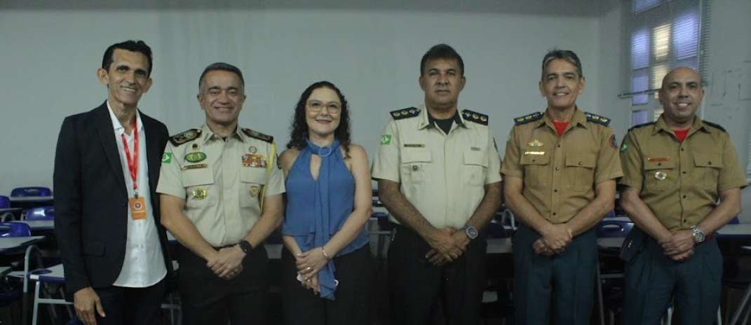 Chefe da Casa Militar e Coordenadora da Sefor 1 recebem condecorações do Colégio dos Bombeiros