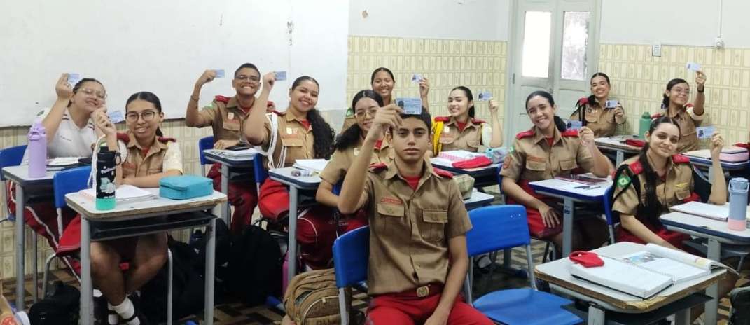Alunos do colégio militar recebem carteira estudantil