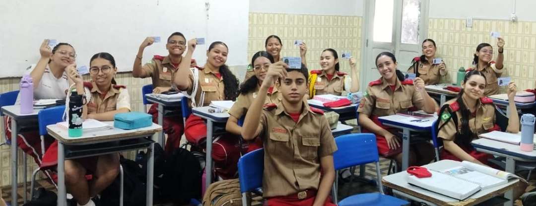 Alunos do colégio militar recebem carteira estudantil