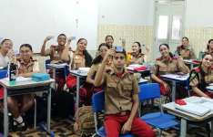 Alunos do colégio militar recebem carteira estudantil
