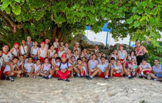 Alunos do Colégio dos Bombeiros participam de aula de campo e recolhem resíduos na Praia da Leste-Oeste