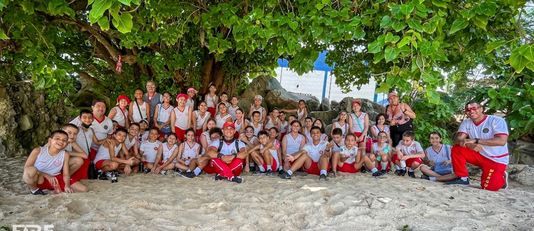 Alunos do Colégio dos Bombeiros participam de aula de campo e recolhem resíduos na Praia da Leste-Oeste