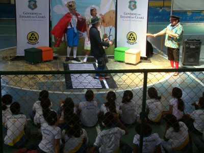 Grupo de teatro faz campanha de educação para o trânsito em Sobral