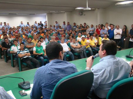 Superintendente do DETRAN-CE reúne-se com 250 associados das cooperativas de vans