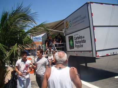 Moradores de Crateús validam dados para programa Carteira de Motorista Popular