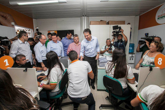 Governador Camilo Santana faz viagem entre Caucaia e Fortaleza para testar cartão Bilhete  Único Metropolitano