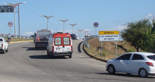 Rodovias estaduais em Fortaleza tem placa de aviso para uso de faróis acesos